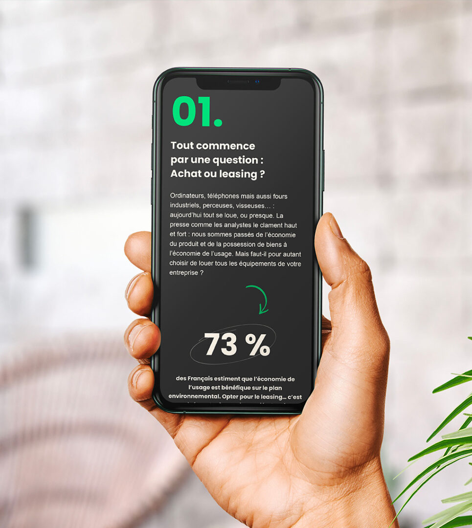 Vue d'un téléphone ouvert sur la landing page Leasecom
